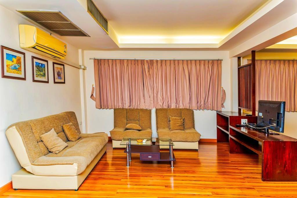 Jolly Guesthouse & Restaurant Pattaya Extérieur photo