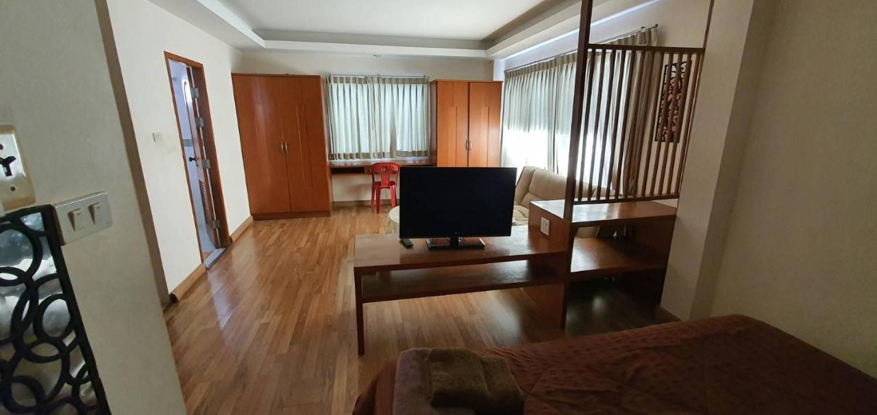 Jolly Guesthouse & Restaurant Pattaya Extérieur photo