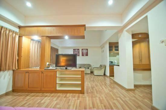 Jolly Guesthouse & Restaurant Pattaya Extérieur photo