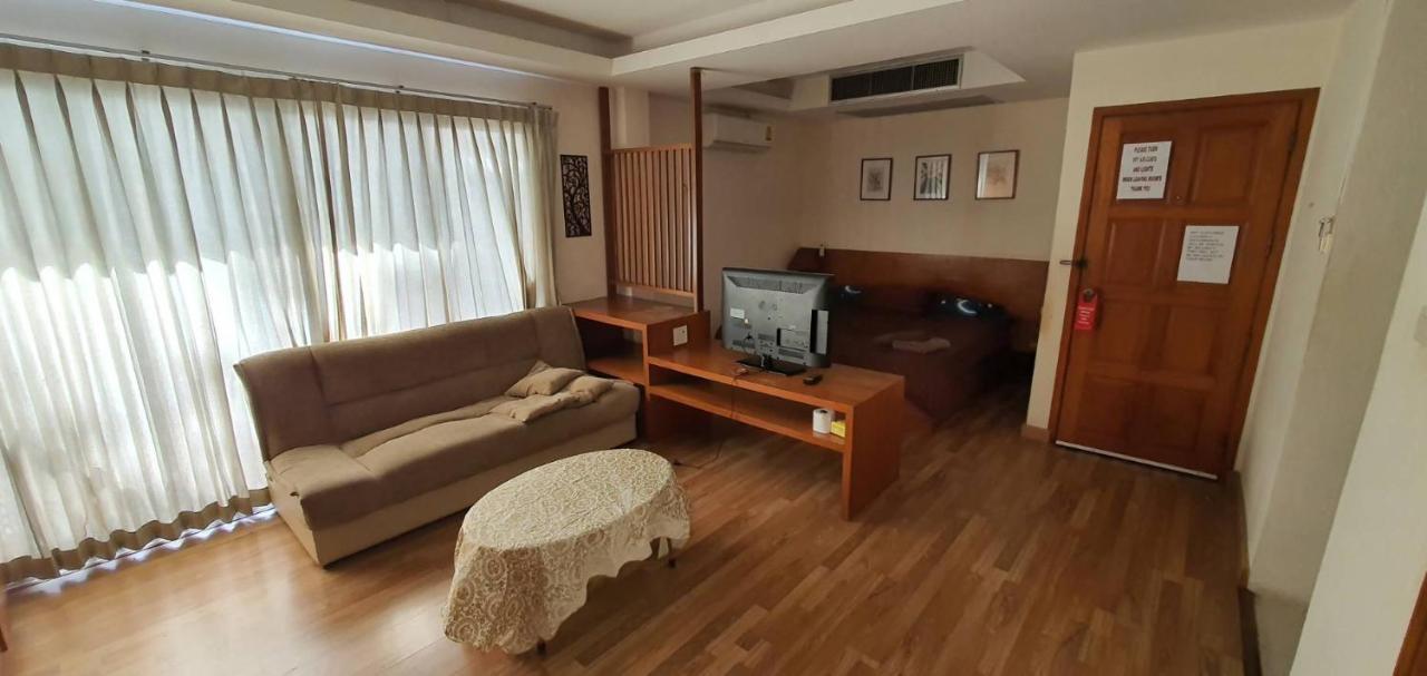 Jolly Guesthouse & Restaurant Pattaya Extérieur photo